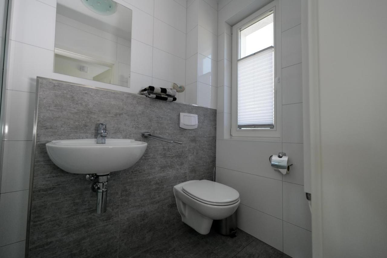 Ostseelagune Zingst, Exklusive Dhh, Strandnah, Sauna, Kamin, 3 Sz, 2 Baeder, Glasfaser, Haustierfrei, Garten Mit Suedterrasse, E-Ladesaeule, 2 Stellplaetze, Strandkorb, Fahrradschuppen, Waschmaschine, Trockner, Nichtraucher Bagian luar foto