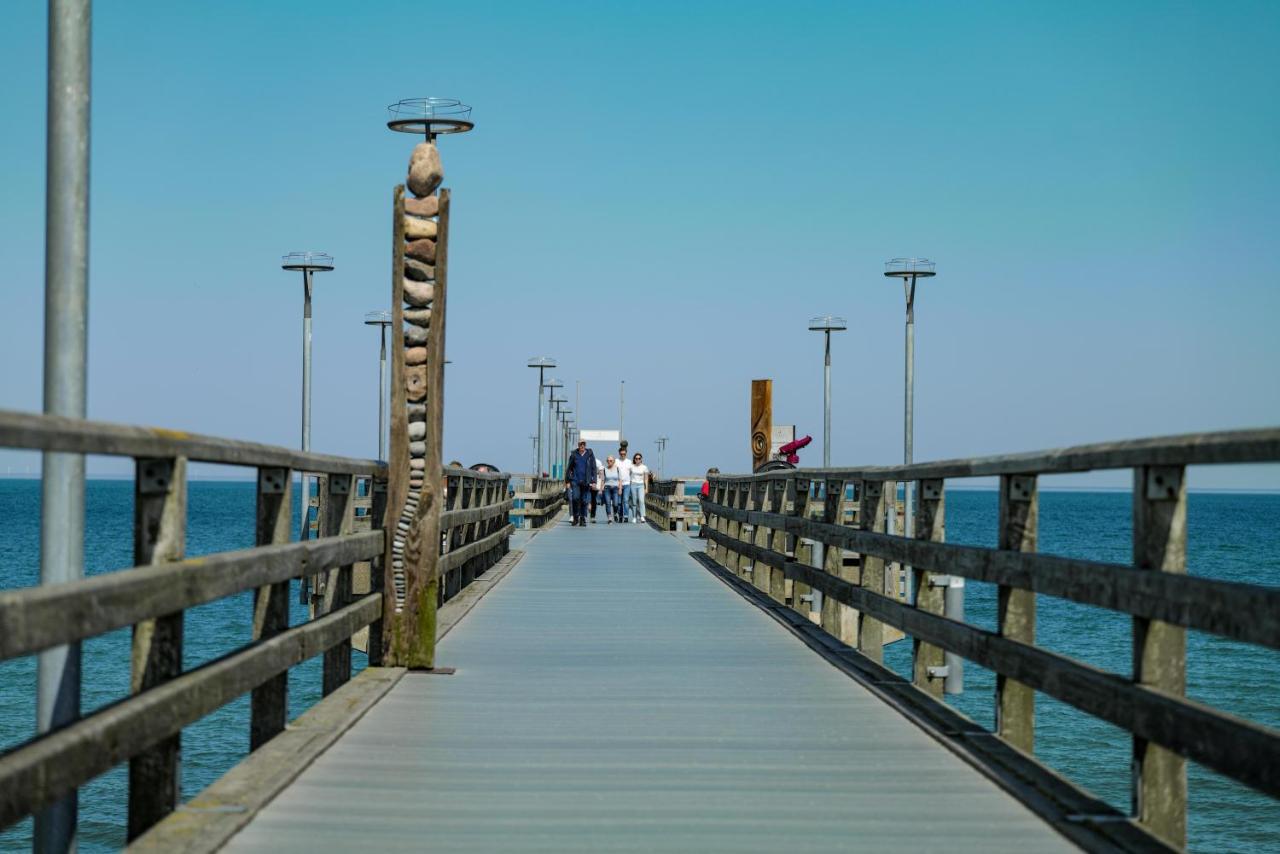 Ostseelagune Zingst, Exklusive Dhh, Strandnah, Sauna, Kamin, 3 Sz, 2 Baeder, Glasfaser, Haustierfrei, Garten Mit Suedterrasse, E-Ladesaeule, 2 Stellplaetze, Strandkorb, Fahrradschuppen, Waschmaschine, Trockner, Nichtraucher Bagian luar foto